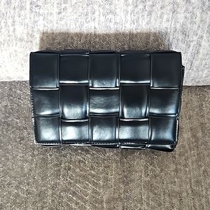 NW/OT. Cute faux leather woven purse.